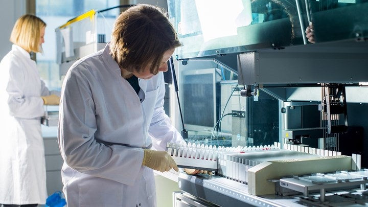 Επιστήμονες τροποποίησαν ανεπιθύμητα γονίδια – Ποιους ανησυχεί το «μοριακό ψαλίδι»